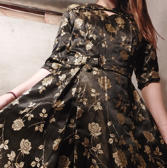 Vintage 40's classic brocade dress w/ keyhole neck & metallic gold roses - Picture 5 of 16